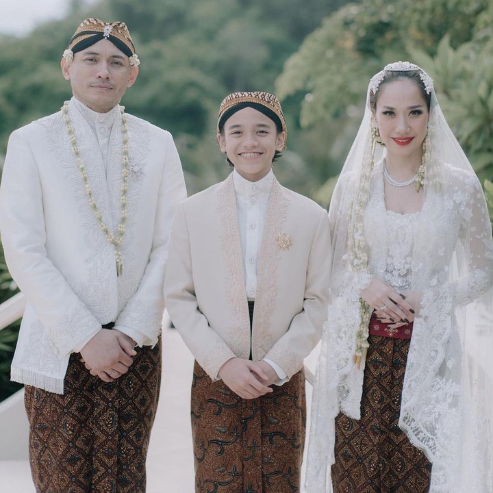 <p>Selain mengucapkan selamat kepada BCL dan Tiko, banyak netizen yang menyorot Noah, nih. Tak sedikit yang mendoakan agar Noah turut berbahagia dengan pernikahan sang Bunda. (Foto: Instagram: @itsmebcl)</p>