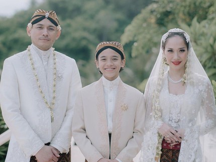 7 Potret Tampan Noah yang Hadiri Nikahan Sang Bunda, Netizen: Hatimu Sangat Baik