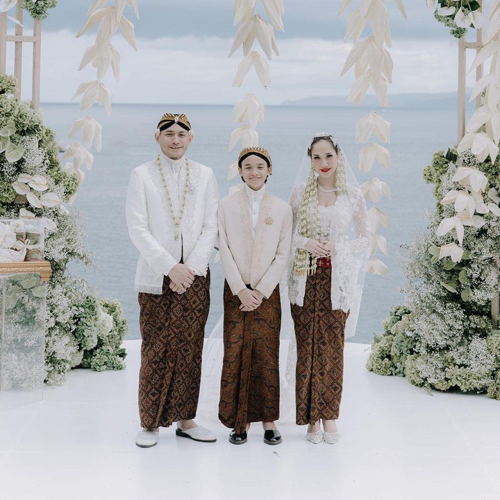 <p>Noah hadir untuk menemani sang Bunda di acara pernikahan tersebut. Dalam sebuah momen, ia berdiri di tengah-tengah BCL dan Ayah sambungnya. (Foto: Instagram: @itsmebcl)</p>