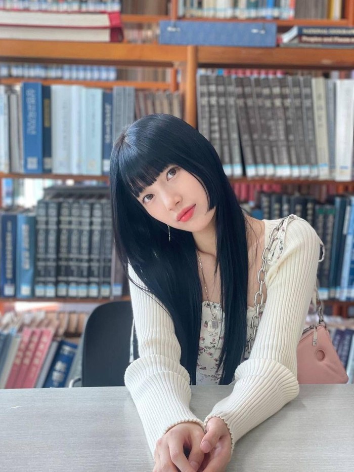 Paling baru datang dari serial Doona!, siapa lagi kalau buka Lee Doona Na sebagai perempuan unik yang tak ragu menunjukkan pesonanya demi mencuri perhatian Won Jun (Yang Se Jong). Nah, sosok perempuan unik yang satu ini dimainkan oleh Bae Suzy./ Foto: instagram.com/skuukzky/