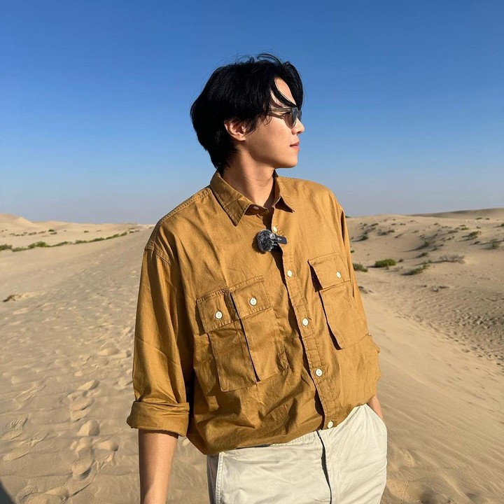 <p>Dalam kesempatan ini Park Eun Seok juga menunjukkan momen ketika ia sedang berada di gurun pasir. "Safari Gurun di Abu Dhabi. Momen tak terlupakan saat berkendara melewati bukit pasir gurun dan bbq saat matahari terbenam," tuturnya, dikutip dari akun @_____silverstone_____. (Foto: Instagram @_____silverstone_____)<br /><br /><br /></p>