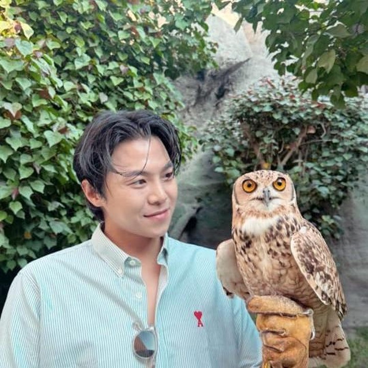 <p>Bunda penikmat drama Korea <em>The Penthouse</em> pasti tak asing dengan sosok Park Eun Seok, bukan? Pemeran Logan Lee ini menarik perhatian karena visualnya yang tampan. (Foto: Instagram @_____silverstone_____)<br /><br /><br /></p>