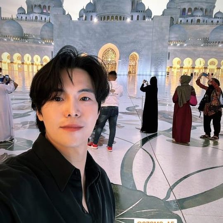 <p>Aktor pertama yakni Park Eun Seok pernah membagikan potret saat berkunjung ke Uni Emirat Arab khususnya Abu Dhabi. Dalam kesempatan ini, ia juga menunjukkan momen ketika ia sedang berada di gurun pasir. "Safari Gurun di Abu Dhabi. Momen tak terlupakan saat berkendara melewati bukit pasir gurun dan bbq saat matahari terbenam," tuturnya, dikutip dari akun @_____silverstone_____. (Foto: Instagram @_____silverstone_____)<br /><br /><br /></p>