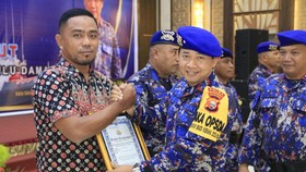 Bupati Pulau Taliabu Dapat Penghargaan dari Kapolda Maluku Utara