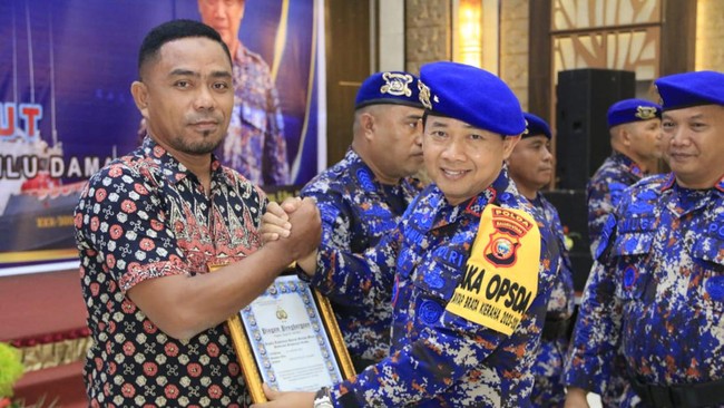 Bupati Pulau Taliabu, Aliong Mus, mendapatkan apresiasi dari Polda Maluku Utara untuk dedikasi dan dukungannya terhadap tugas kepolisian.