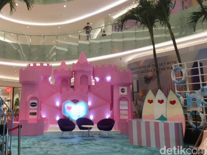 Pesta belanja Lazada 12.12 bertema Laz Island di Surabaya.