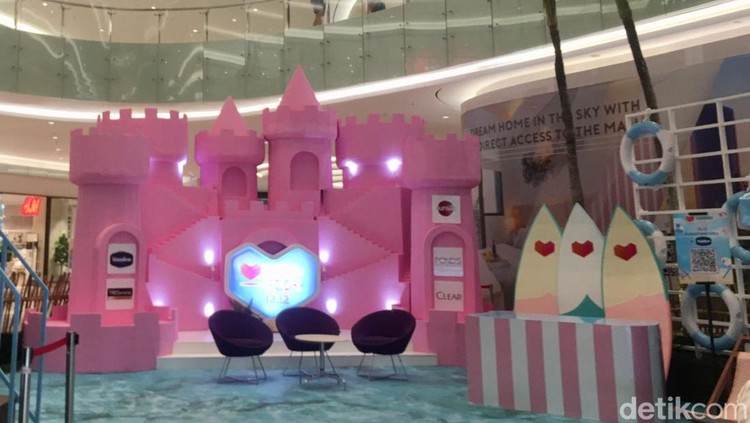 Pesta belanja Lazada 12.12 bertema Laz Island di Surabaya.