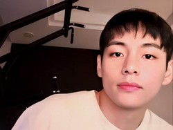 V BTS Berponi Jelang Wamil, Hairstylist Spill Model Rambutnya
