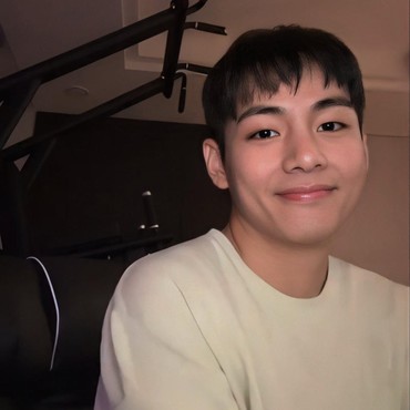 V BTS Pamer Rambut Botak Jelang Wajib Militer