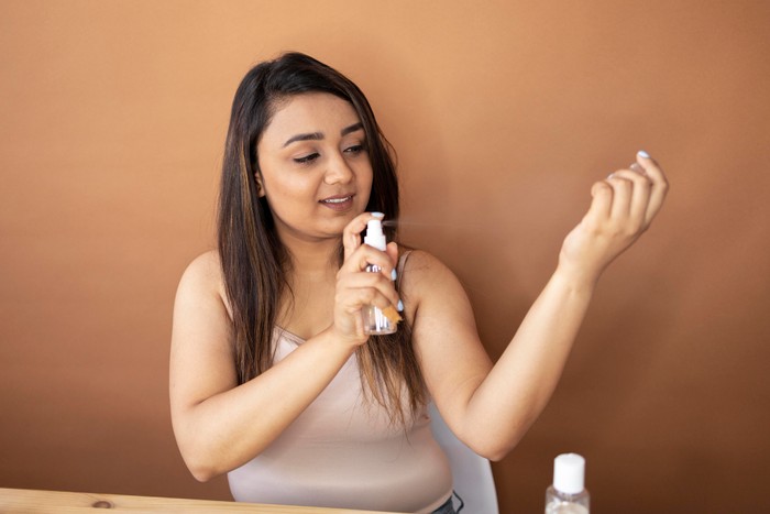 6 Tips Memakai Parfum Agar Tahan Lama Seharian