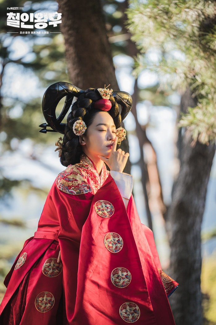 Shin Hye Sun menjadi lebih 'unik' ketika dirasuki arwah Choi Jin Hyuk di Mr. Queen. Dari awal episode, perannya sebagai Ratu Cheorin bikin drama sageuk ini lebih berwarna./ Foto: instagram.com/tvn_drama
