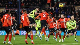 Hasil Liga Inggris: Rice Bawa Arsenal Menang Dramatis atas Luton 4-3