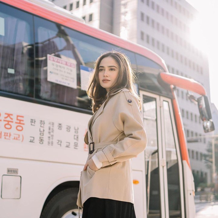 <p>Ada banyak foto yang ia bagikan dalam waktu bersamaan. Postingan tersebut lantas menuai banyak reaksi dari netizen. (Foto: Instagram @syifahadju)<br /><br /><br /></p>
