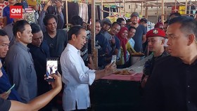 VIDEO: Jokowi di Pasar Oebobo Selfie Bareng Warga dan Bagi Kaos