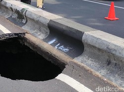Penampakan Lubang Menganga di Jalanan Kota Malang