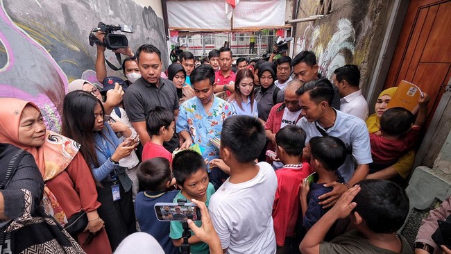 Gibran Rakabuming mengaku jarang membahas politik dengan ayahnya Presiden Joko Widodo, dan adiknya, Kaesang Pangarep, meski ketiganya masih tetap berkomunikasi.