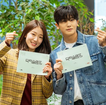 Gemas! Park Shin Hye & Park Hyung Sik Pakai Seragam di Poster 'Doctor Slump'