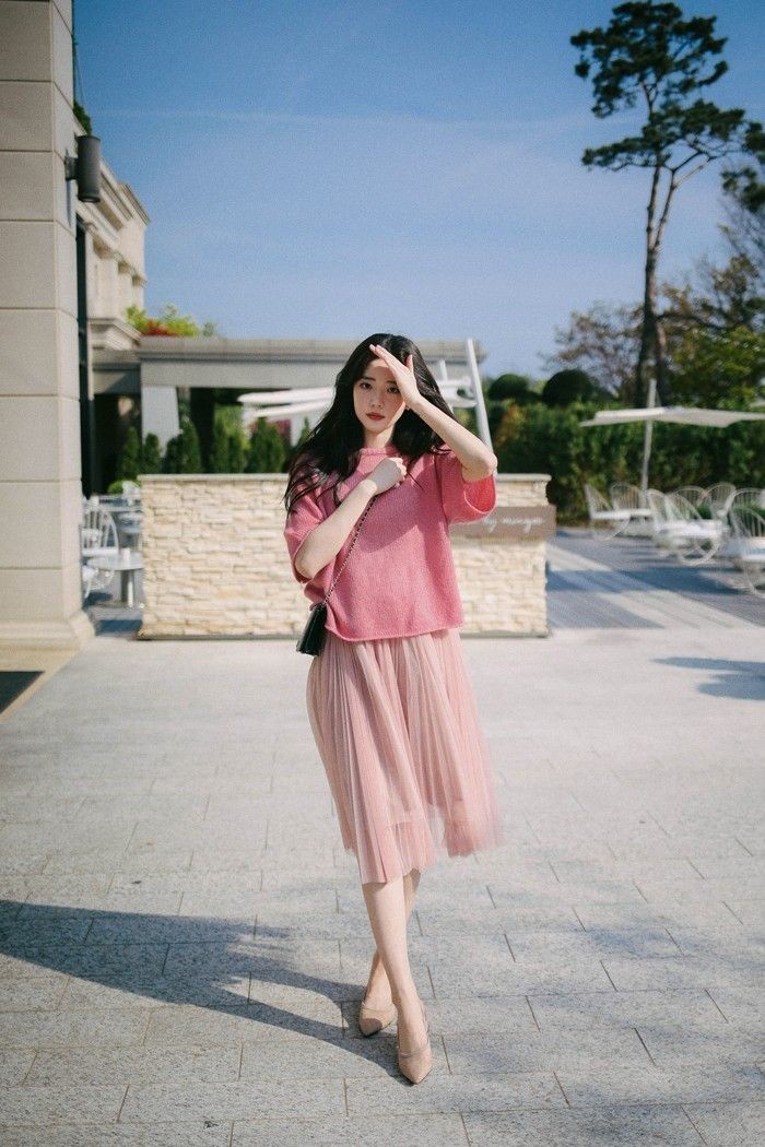 Rekomendasi Outfit Warna Peach, Bikin Terlihat Awet Muda!