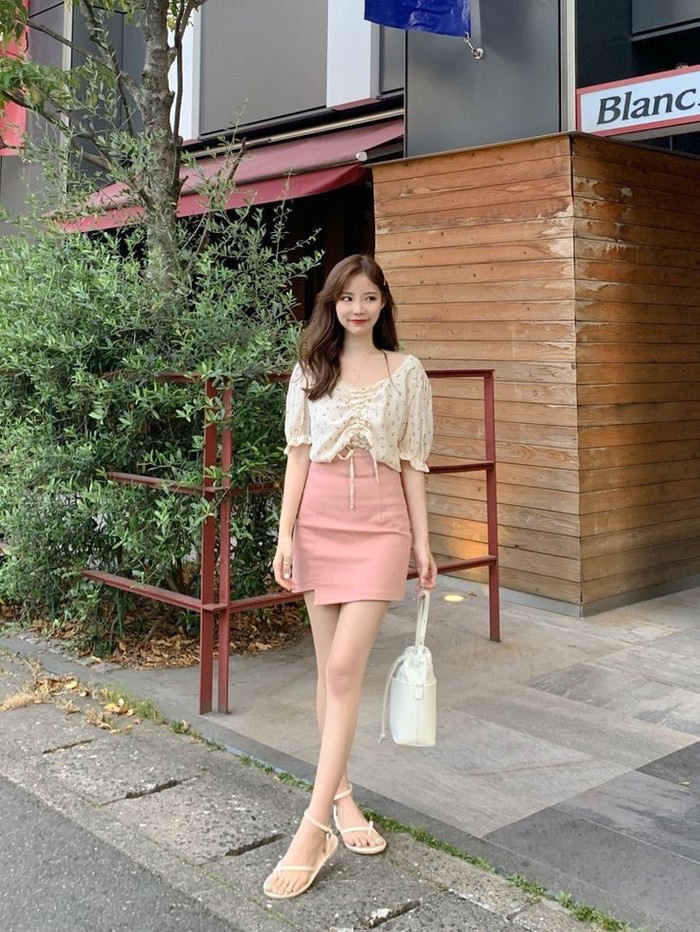 Rekomendasi Outfit Warna Peach, Bikin Terlihat Awet Muda!