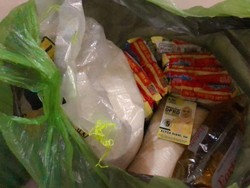 Paket Sembako Baznas Bintan untuk Kaum Dhuafa Berisi Kartu Nama Caleg