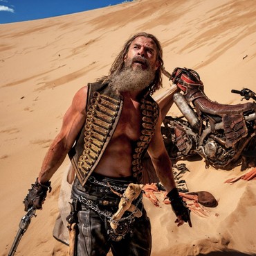 Reaksi George Miller Saat Chris Hemsworth Kerap Bela Karakter Dementius di 'Mad Max'