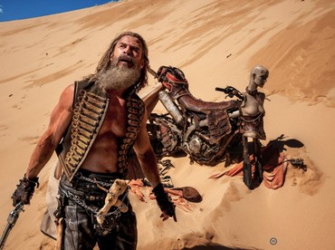 Reaksi George Miller Saat Chris Hemsworth Kerap Bela Karakter Dementius di 'Mad Max'