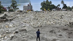 FOTO: Pencarian 10 Korban Hilang Banjir Bandang Humbahas Sumut