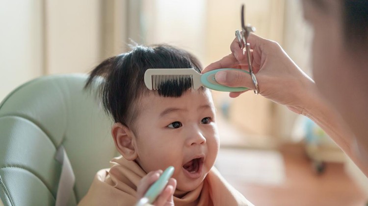 Ilustrasi Bayi Cukur Rambut