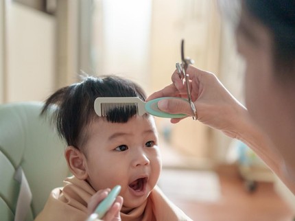 6 Aturan Mencukur Rambut Bayi untuk Pertama Kali, Bunda Perlu Tahu