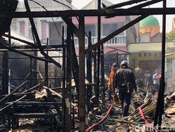 5 Mobil Damkar Dikerahkan, Ini Penyebab Kebakaran Pasar Baru II Gresik