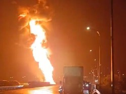 Truk Tangki Terbakar Hebat di Tol Jombang