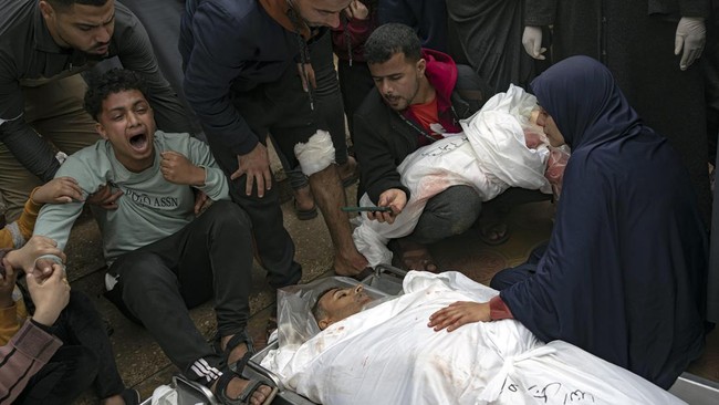 Serangan udara Israel di Khan Younis, Gaza, menghantam sebuah rumah hari ini (10/12). Akibatnya, 10 warga Palestina tewas.