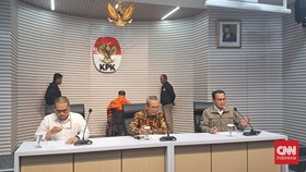 Pakai Kursi Roda, Tersangka Penyuap Eddy Hiariej Ditahan KPK
