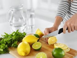 7 Manfaat Sehat Jika Rutin Konsumsi Lemon dan Jeruk Nipis