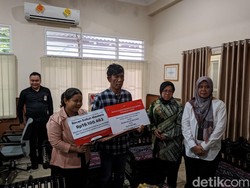 Mensos Risma Beri Bantuan Siswa SD Pengidap Distrofi Otot Asal Sumbawa