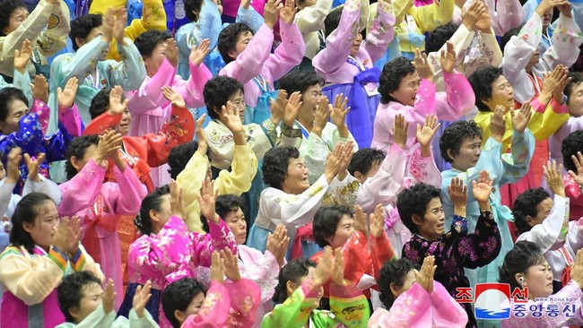 FOTO: Tangis Kim Jong Un, Minta Wanita Korut Punya Banyak Anak