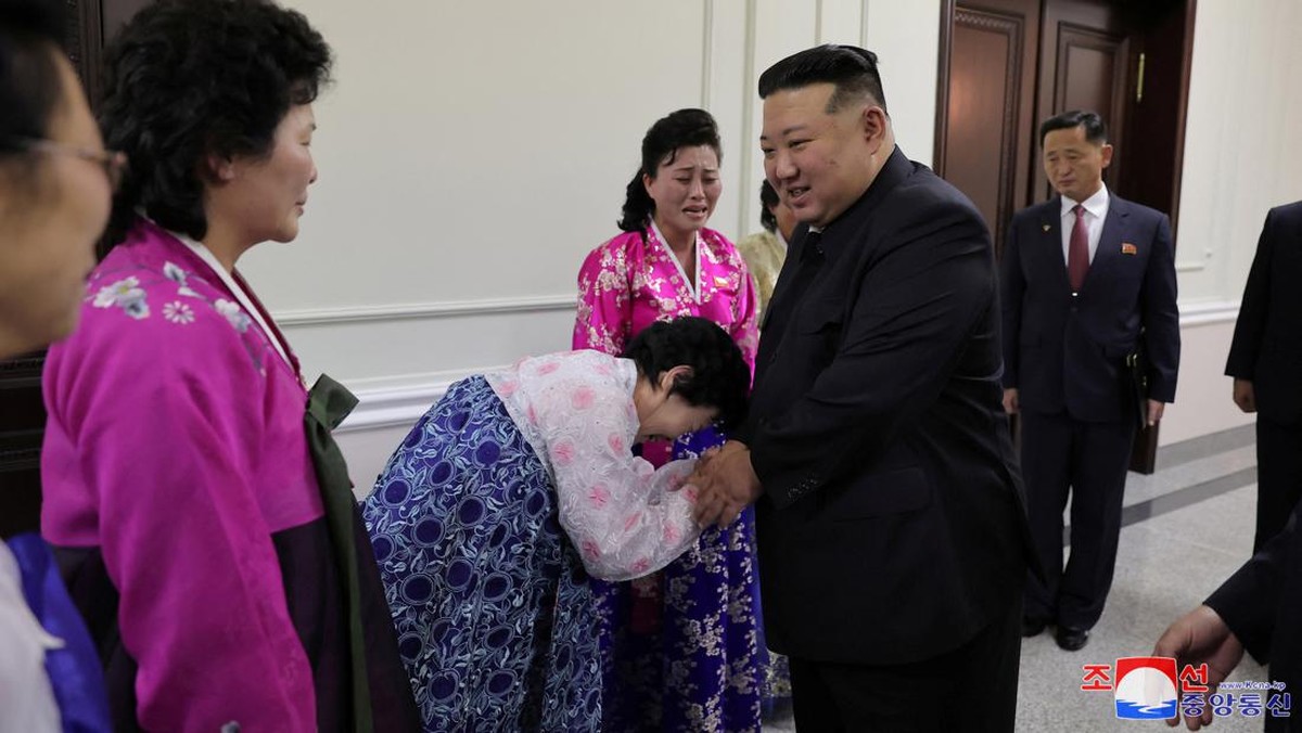 FOTO: Tangis Kim Jong Un, Minta Wanita Korut Punya Banyak Anak