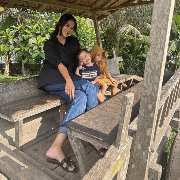 <p>Di sisi lain, kedua anak-anak Paula juga terlihat happy. Kiano Tiger Wong dan Kenzo Eldrago Wong turut menikmati momen tersebut.(Foto: Instagram @paula_verhoeven)<br /><br /><br /></p>
