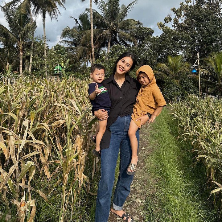 <p>Unggahan tersebut menunjukkan momen ketiganya sedang menikmati suasana di tengah kebun jagung. "MasyaAllah Tabarakallah. Cuaca bagus," tulisnya di kolom caption. (Foto: Instagram @paula_verhoeven)<br /><br /><br /></p>