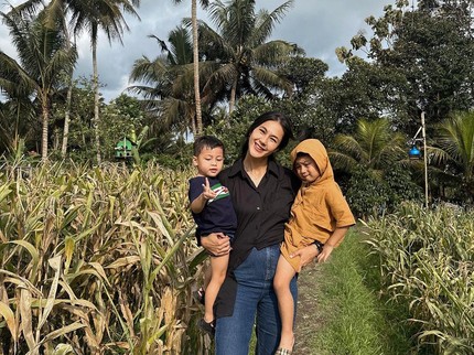 5 Potret Paula Verhoeven Ajak Kedua Anaknya Jalan-jalan ke Pedesaan, Tetap Kece ala Supermodel