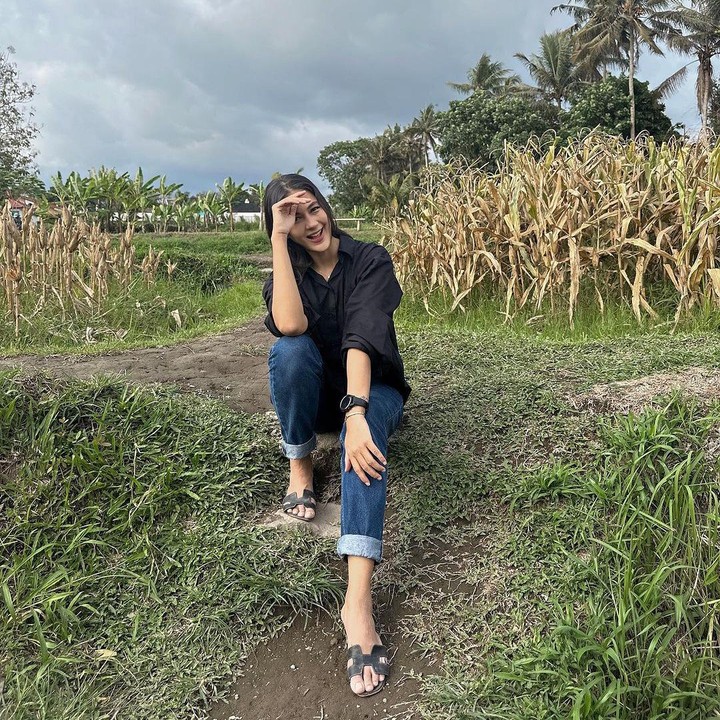 <p>Meski main di perkebunan, aura supermodel Paula tak luntur, ya? Perempuan berusia 36 tahun ini terlihat tetap kece.(Foto: Instagram @paula_verhoeven)<br /><br /><br /></p>