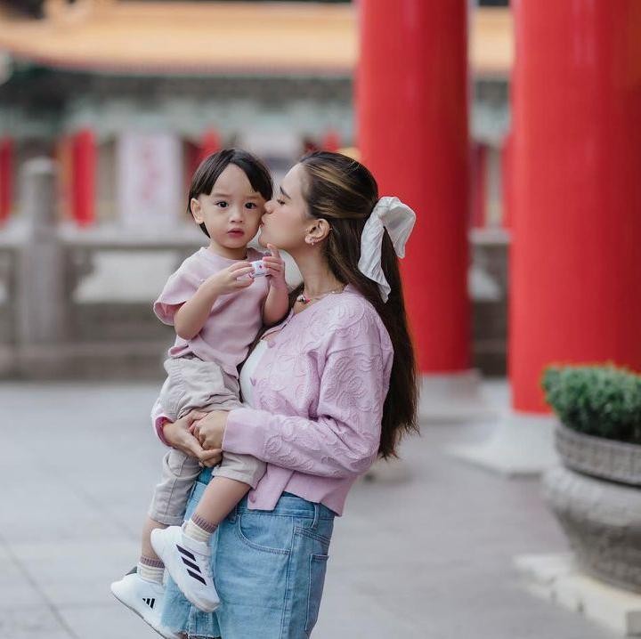 <p>"Anzel harus <em>happy</em> dan sehat terus, ya," tulis Audi Marissa seraya mengunggah potretnya kala menggendong Anzel. (Foto: Instagram: @audimarissa)</p>