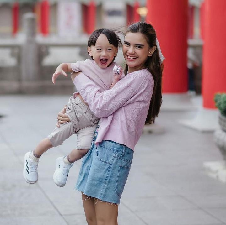 <p>Ketika melihat potret Anzel, banyak netizen yang justru salah fokus dengan wajahnya, nih. Tak sedikit yang mengatakan Anzel mirip dengan artis Korea, lho. (Foto: Instagram: @audimarissa)</p>