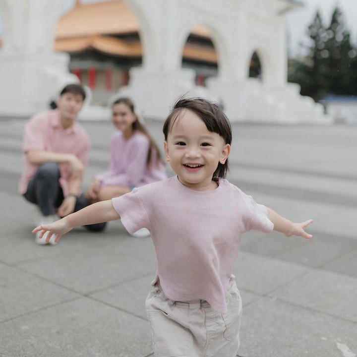 <p>"Ini anak cakep amat. Kayak artis Korea, Anzel," ungkap seorang netizen dengan emotikon hati. "Anzel kamu anak siapa sih sebenarnya? Kok miripnya malah sama Jungkook?" tutur netizen lainnya. (Foto: Instagram: @audimarissa)</p>