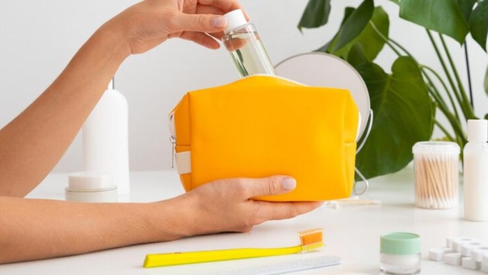 Produk Skincare yang Wajib Dibawa Saat Traveling di Liburan Akhir Tahun