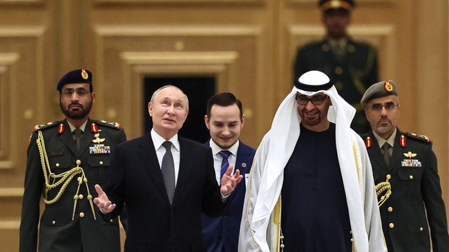 Presiden Rusia Vladimir Putin bertemu dengan Putra Mahkota sekaligus Perdana Menteri Pangeran MbS pada Rabu (6/12) usai berkunjung ke Uni Emirat Arab (UEA).