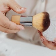 Wajib Coba, Ini 5 Bedak Tabur dari Brand Lokal dengan Kualitas Terbaik