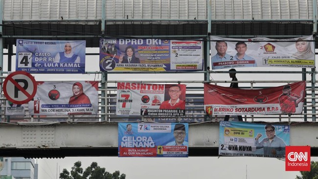 Forum Masyarakat Peduli Parlemen Indonesia (Formappi) mengkritisi pemasangan bendera partai politik dan spanduk caleg yang mengganggu pemandangan