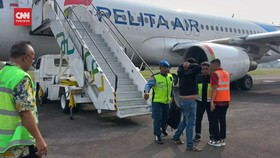 VIDEO: Bercanda Bom, Penumpang Pesawat Pelita Air Ditangkap di Juanda
