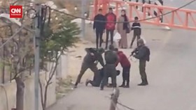VIDEO: Tentara Israel Tembak Pria Palestina Difabel di Tepi Barat
